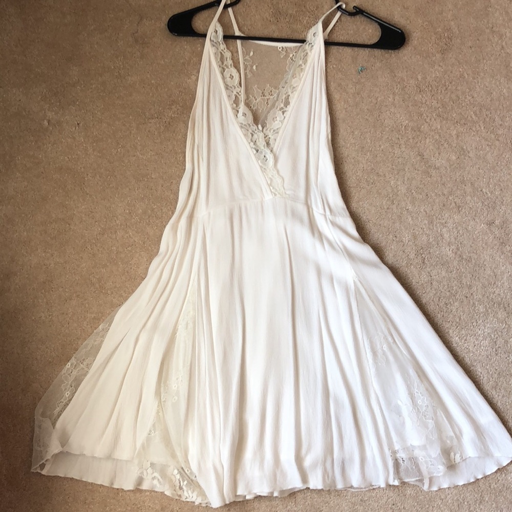 Lulu’s Lace White Dress- Mini, deep V neck,lace detailing, spaghetti straps. EUC